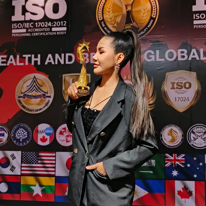 Mira holding the Health & Beauty Global Trainer award